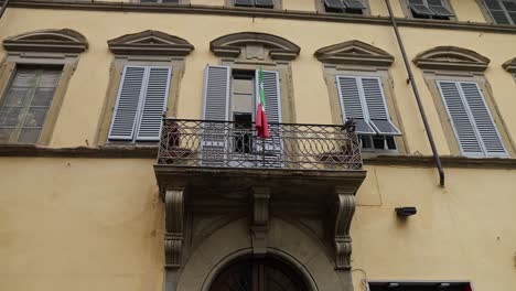 bandera italiana en el exterior de un edificio en arezzo, toscana, italia