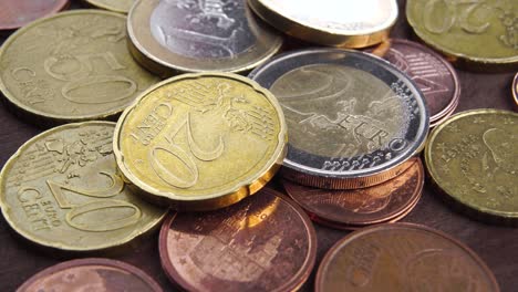 monedas de centavos de euro. moneda de metal europea. macro. rotación lenta