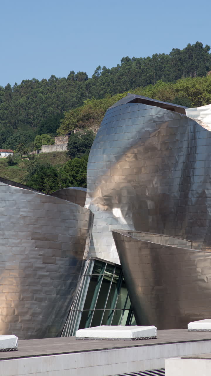 barcelona - españa - 18 de octubre de 2019: enfrentamiento de la policía antidisturbios con los manifestantes en la huelga general en via laietana, barcelona en vertical