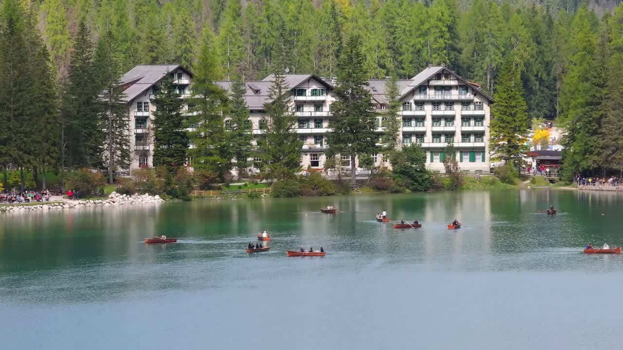 Pragser Wildsee-Szenerie mit Booten