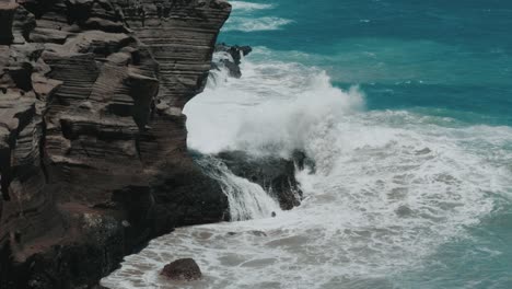 Wave-crashing-against-rock-in-slow-motion