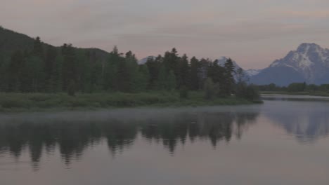 Toma-Panorámica-A-Lo-Largo-Del-Río-Snake-Hasta-Las-Montañas-En-El-Oeste-De-Wyoming