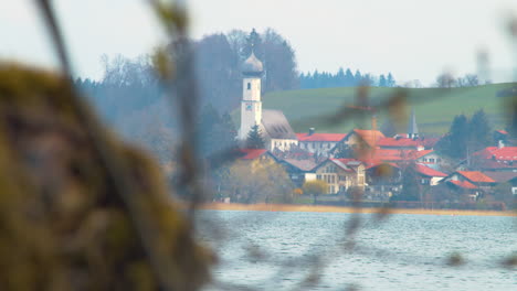 Nahaufnahme-Von-Gmund-In-Der-Nähe-Des-Tegernsees,-Von-Der-Anderen-Seite-Durch-Äste-Gesehen