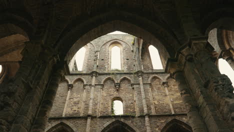 Dentro-De-Las-Ruinas-De-Una-Antigua-Abadía