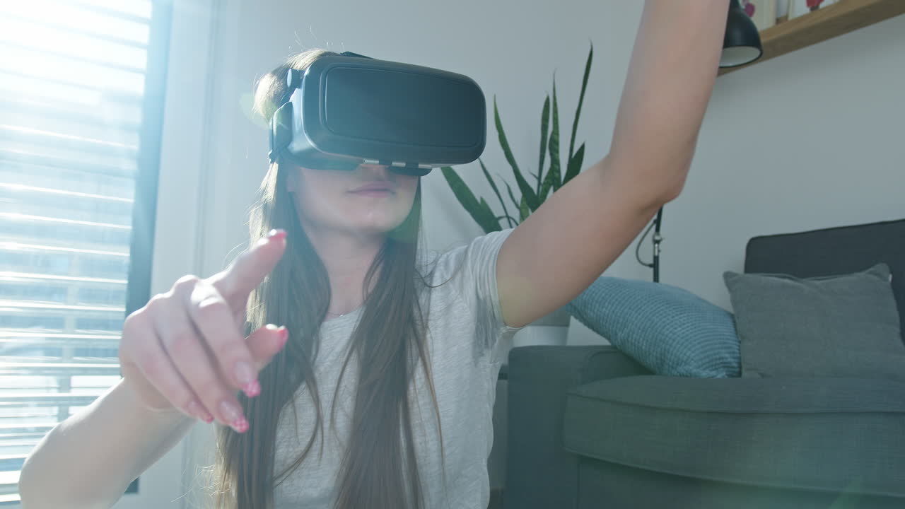 mujer con gafas de realidad virtual explorando el mundo aumentado
