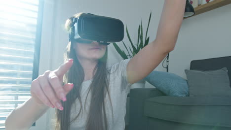 Mujer-Con-Gafas-De-Realidad-Virtual-Explorando-El-Mundo-Aumentado.