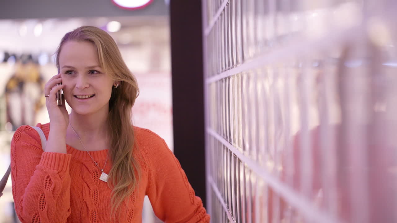 휴대 전화로 편안한 매력적인 여자