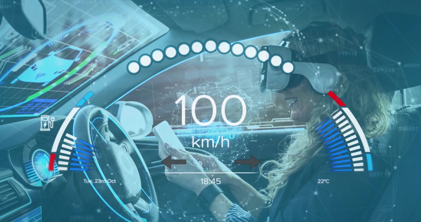 Animazione di un'interfaccia automobilistica sovrapposta a una donna caucasica con visore VR seduta in auto.
