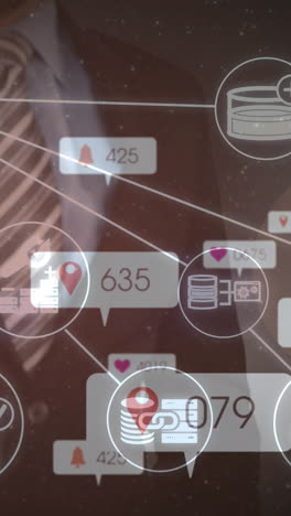 animación de iconos y números de las redes sociales sobre la pantalla interactiva táctil del empresario