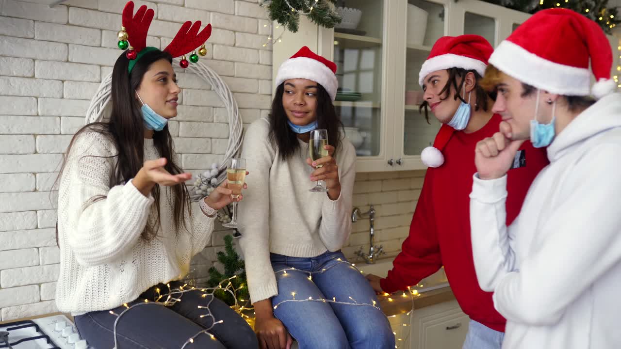 amigos celebrando navidad en la cocina