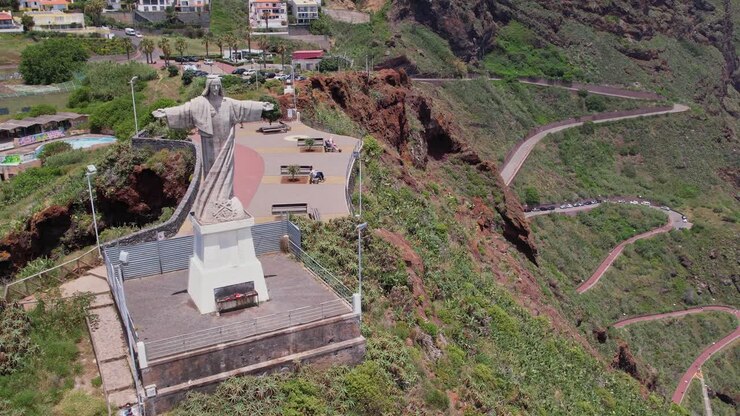 Splendida vista aerea della statua del Cristo Re a Madeira, Portogallo