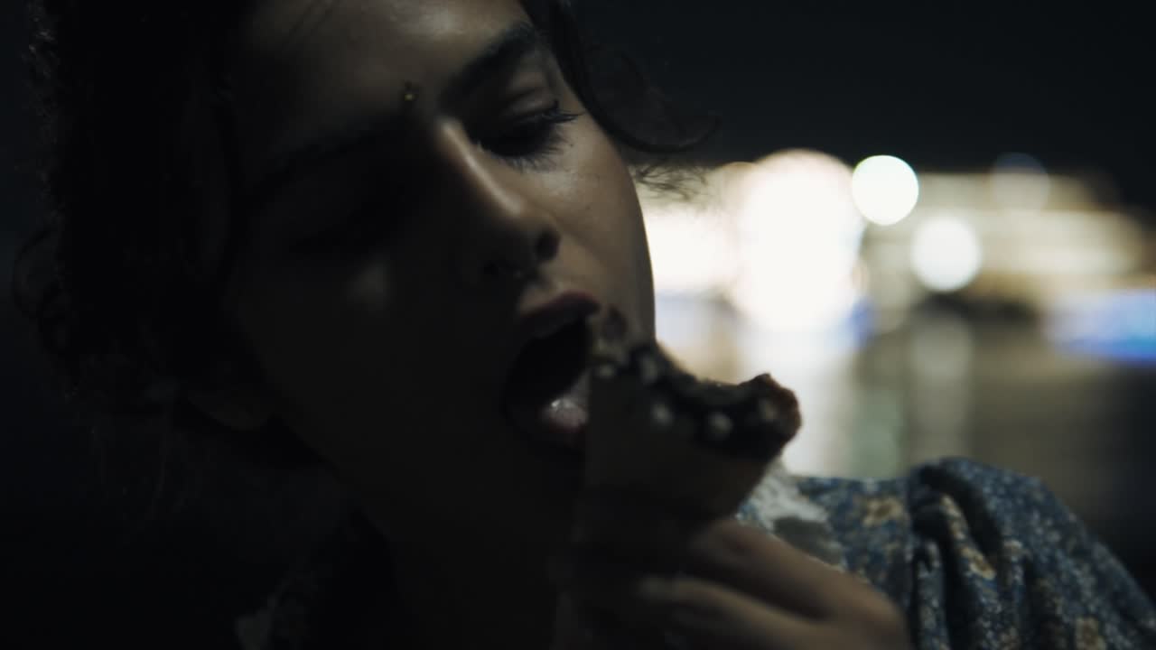 imágenes cinematográficas en cámara lenta de una modelo de moda comiendo helado en goa, india, slomo