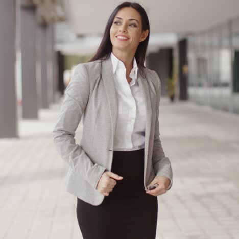 Mujer-De-Negocios-Ajustando-Su-Cabello-Al-Aire-Libre