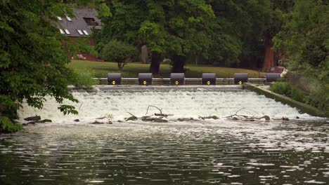 Small-and-gushing-fast-flowing-river-wier-in-Stratford-upon-Avon,-Warwickshire,-England,-UK