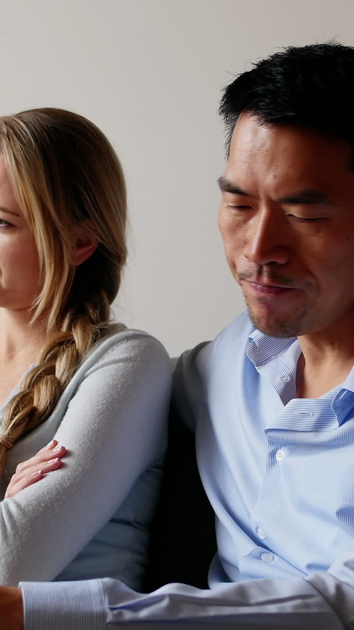 hombre reconfortando a una mujer molesta