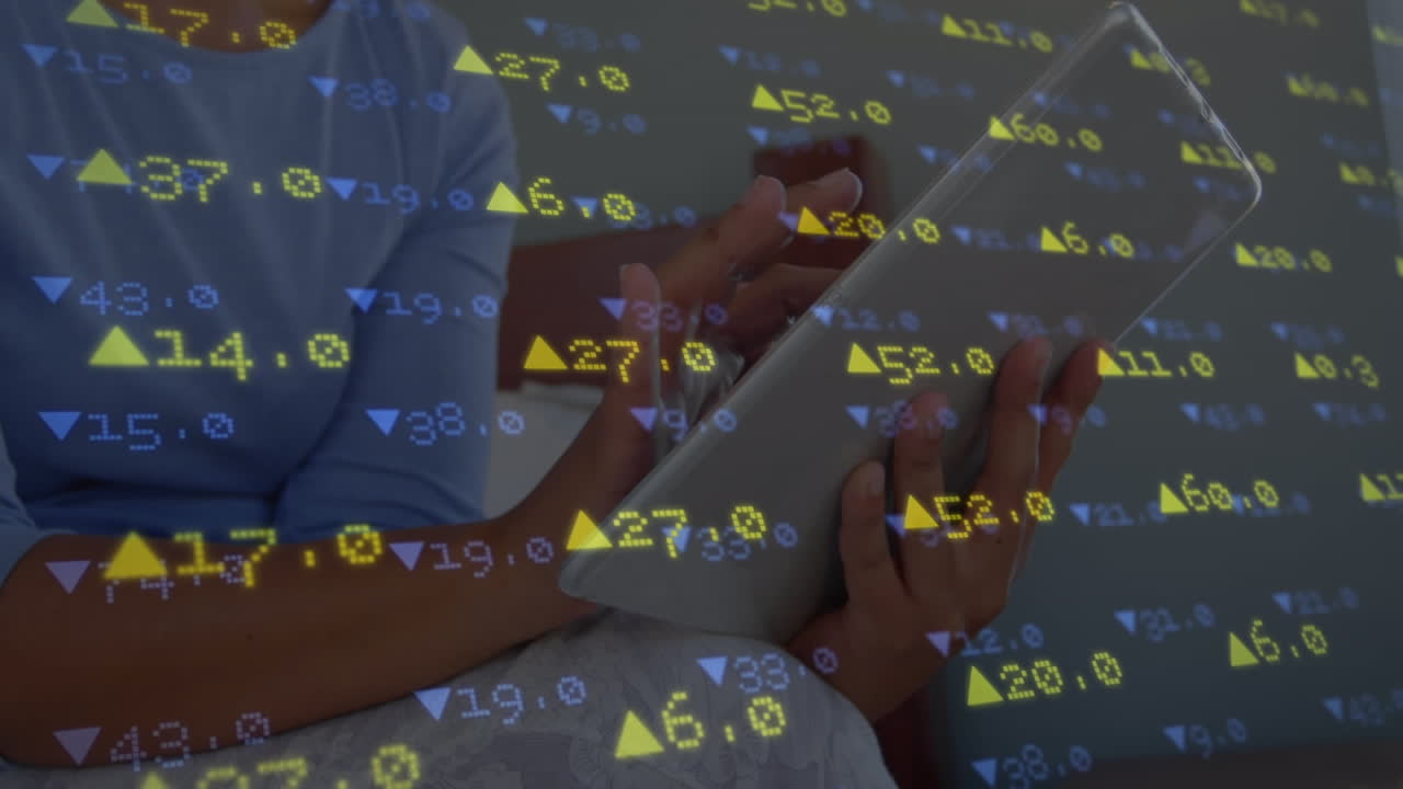 animación del procesamiento de datos financieros sobre una mujer usando una tableta.