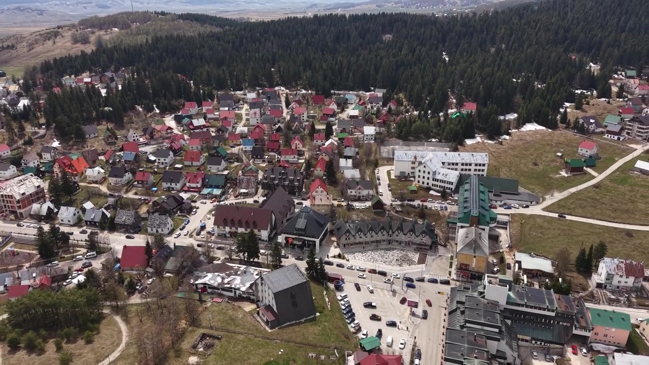 Ilmakuva Žabljakista, Montenegrossa, lomakaupungista Durmitor-vuoren huippujen alla, dronekuvattuna.