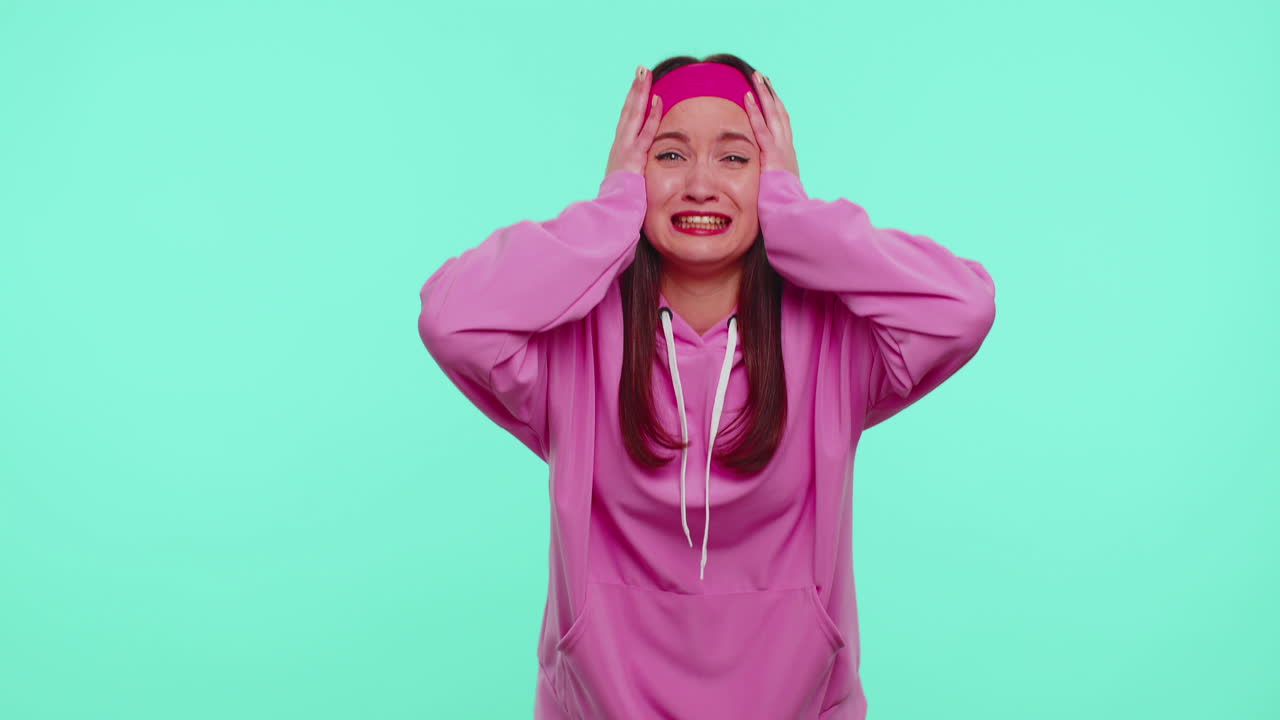 겁에 질린 소녀는 스트레스, 긴장, 문제, 공포, 절망, 두려움, 놀라움, 충격, 분노를 느다.