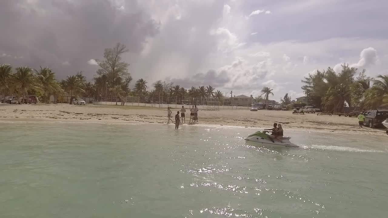 나소 바하마 카리브해에서 제트 스키를 타는 관광객