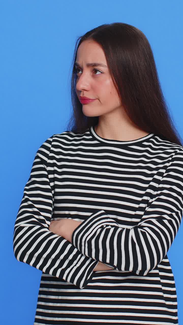 joven ofendida que tiene un malentendido frustrada después de una pelea ignora la conversación de comunicación