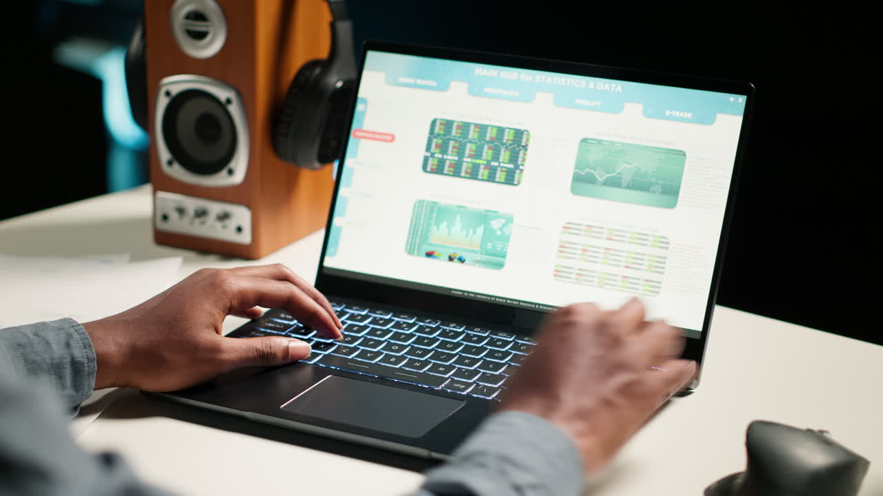 experto en finanzas lee los detalles de la distribución de fondos de los registros