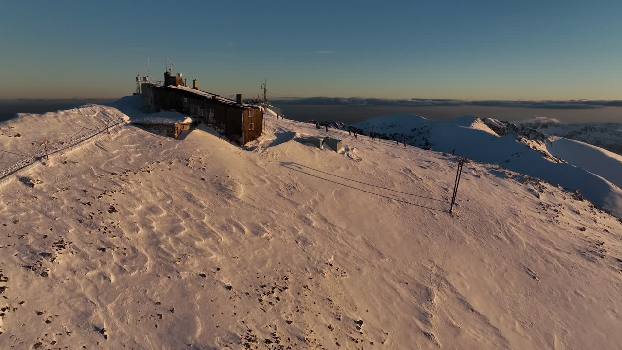 tiro de dron dando vueltas alrededor del pico musala, cumbre durante la puesta de sol, anochecer, bulgaria, montaña rila, cumbre más alta de los balcanes, cielo despejado, increíble, vista impresionante, crepúsculo, hora azul, hora dorada
