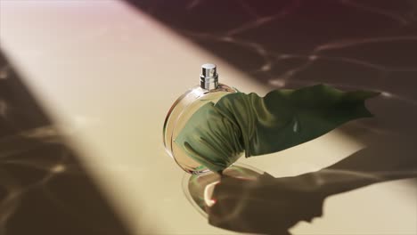 maqueta de botella de perfume de lujo con tela drapeada