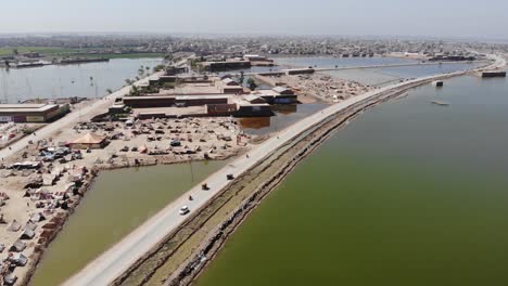 Vista-Aérea-De-Campamentos-Improvisados-Para-Víctimas-De-Inundaciones-En-Maher-Rodeados-De-Niveles-Elevados-De-Agua