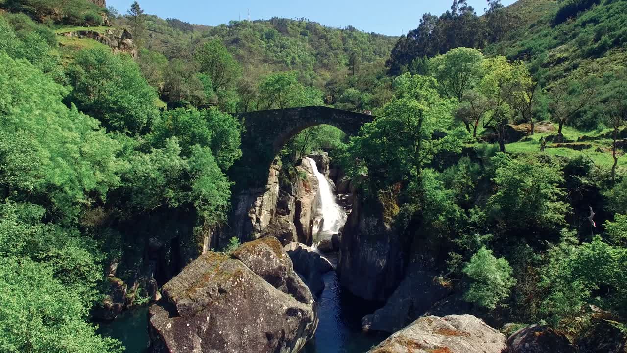Vista aerea cinematografica di una cascata nella natura