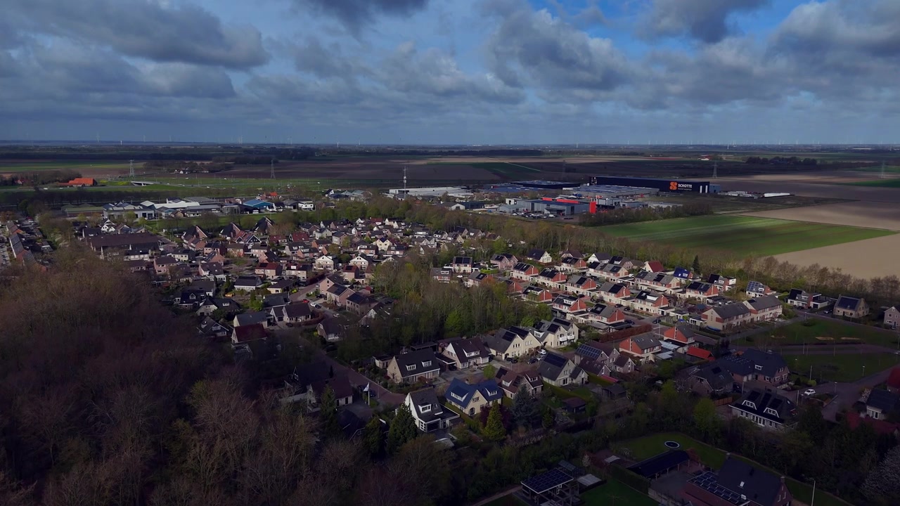 Filmagem de drone da vila holandesa de Ens, Noordoostpolder, Flevoland, Holanda. Alta altitude, nuvens dramáticas.