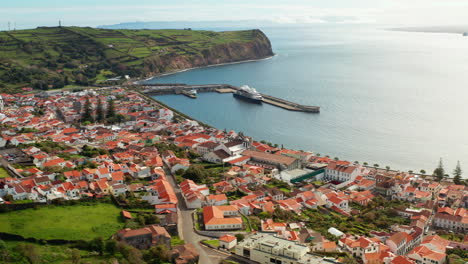 Toma-Aérea-Con-Drones-O-Ciudad-De-Horta-En-La-Costa-De-La-Isla-De-Faial,-Azores---Portugal