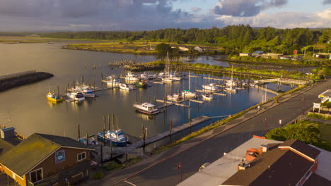 Barcos-Y-Yates-Amarrados-En-El-Puerto-Deportivo-De-Bandon,-Oregon-En-Un-Día-Soleado---Hiperlapso,-Dron-En-órbita