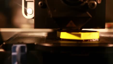 impresora 3d imprimiendo un objeto