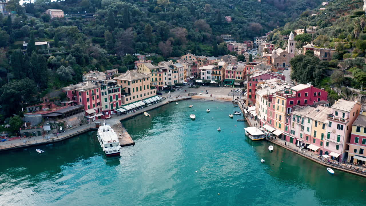 Architettura suggestiva intorno al porto di Portofino sulla costa ligure, Italia.
