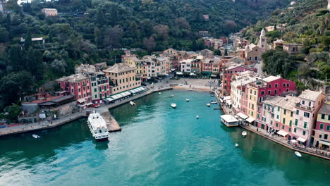 Scenic-architecture-around-Portofino-harbor-on-Ligurian-coastline,-Italy