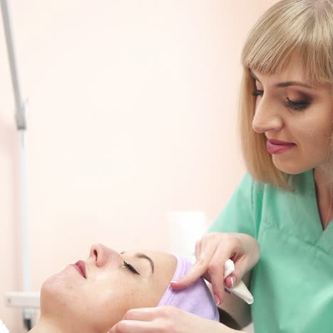 mujer relajándose en el salón de spa