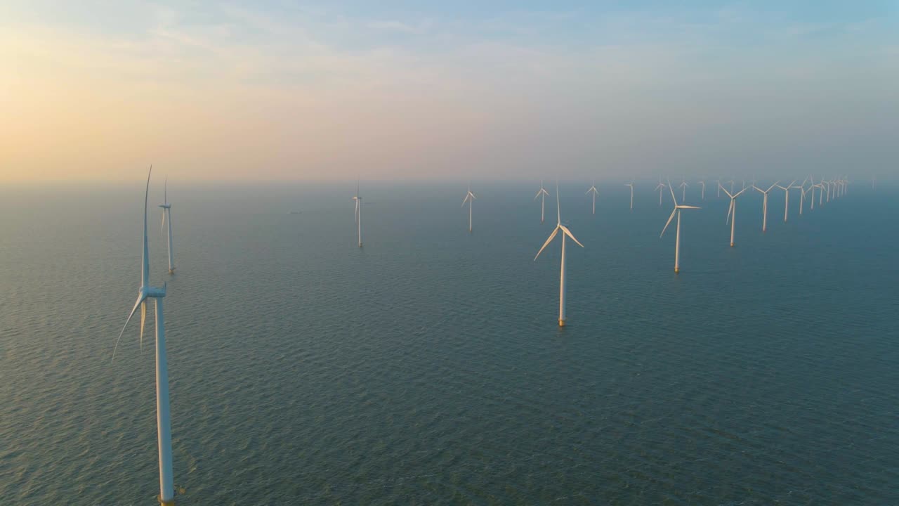 거대한 풍차 터빈, 바다에 있는 해상 풍차 농장, 웨스터메어 풍차 공원, 아름다운 밝은 날에 바다에서 고립된 풍차, 네덜란드, 플레볼랜드, 노르도오스트폴더