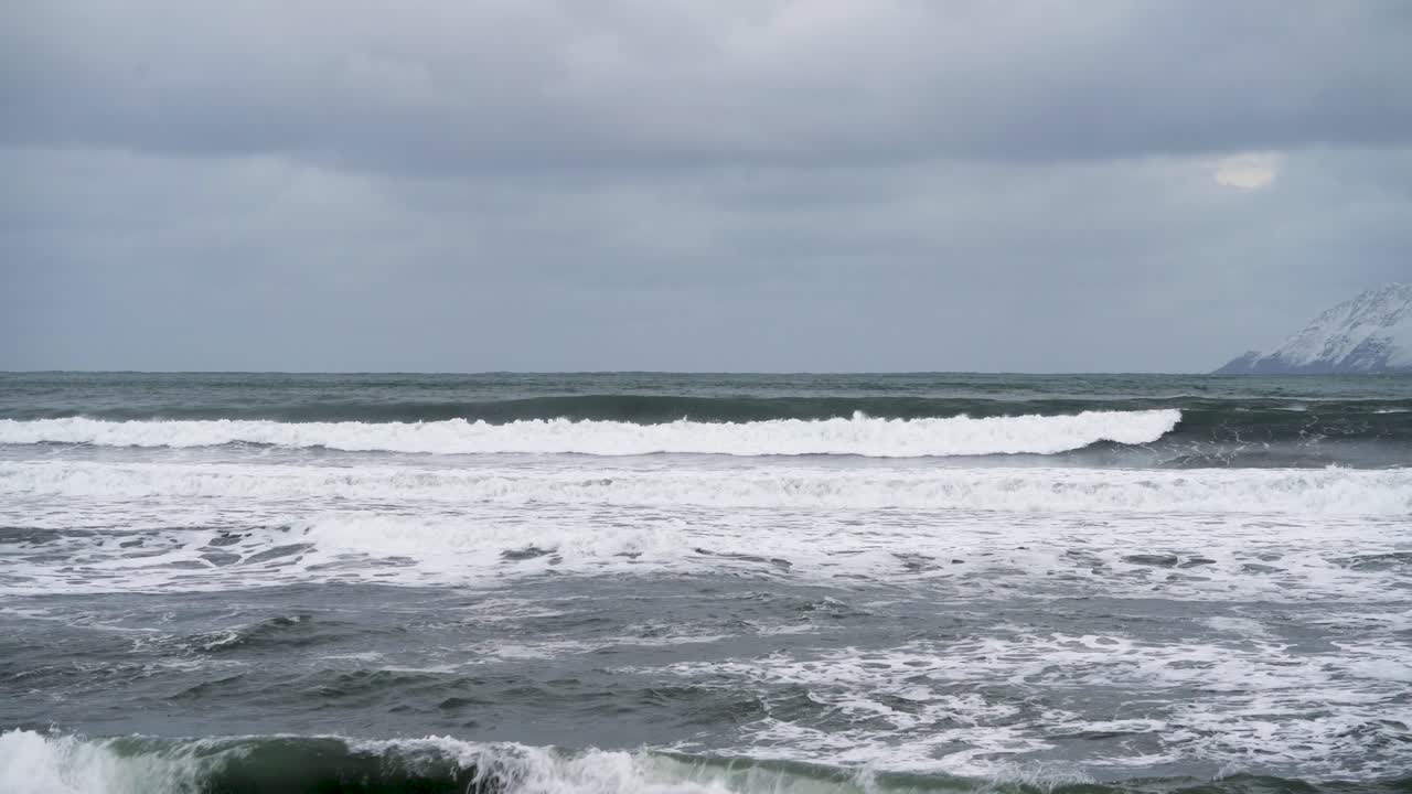 북극의 추운 겨울날, 북쪽 섬의 폭풍 후 파도가 부서지는 - 정적 슬로우 모션 샷