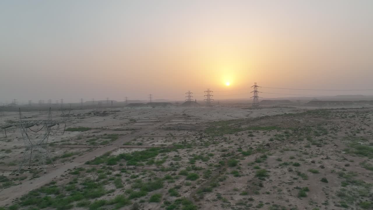 líneas eléctricas de alto voltaje al atardecer, torre de transmisión eléctrica de alto voltaje