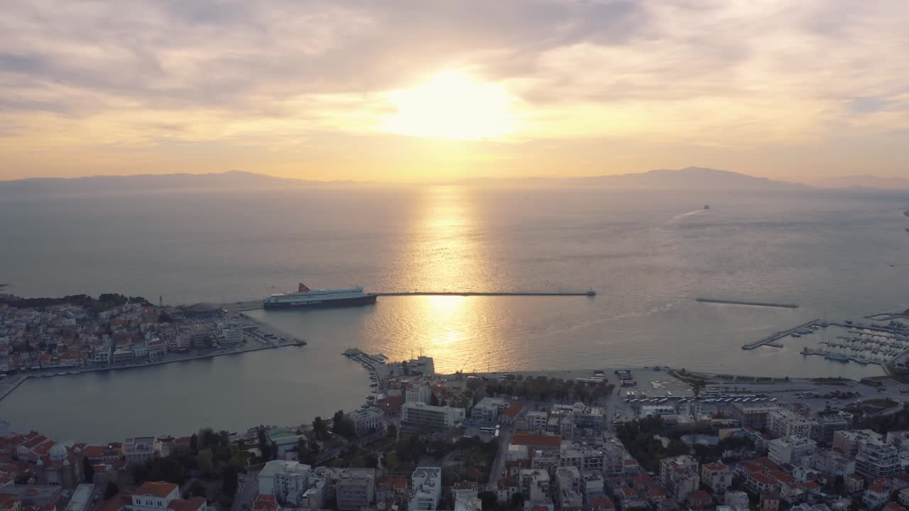 아테네, 레스보스, 그리스로 가는 페리와 함께 바다에서 일출을 드러내는 미틸리니 시내 상공의 공중 드론 비행