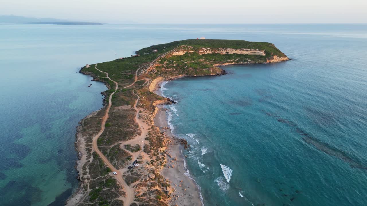 playa y península de capo san marco al atardecer en san giovanni di sinis, cerdeña - antena 4k