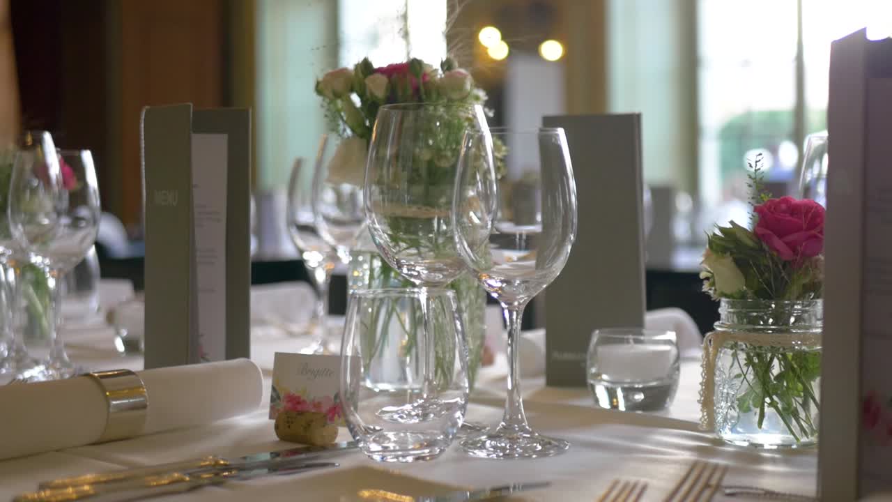 멋진 결혼식 장식 테이블 주위에 슬라이딩 샷