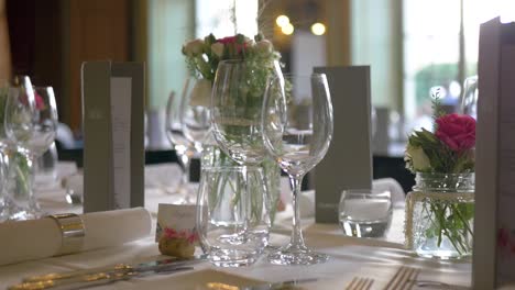tiro deslizante alrededor de una bonita mesa de decoración de bodas