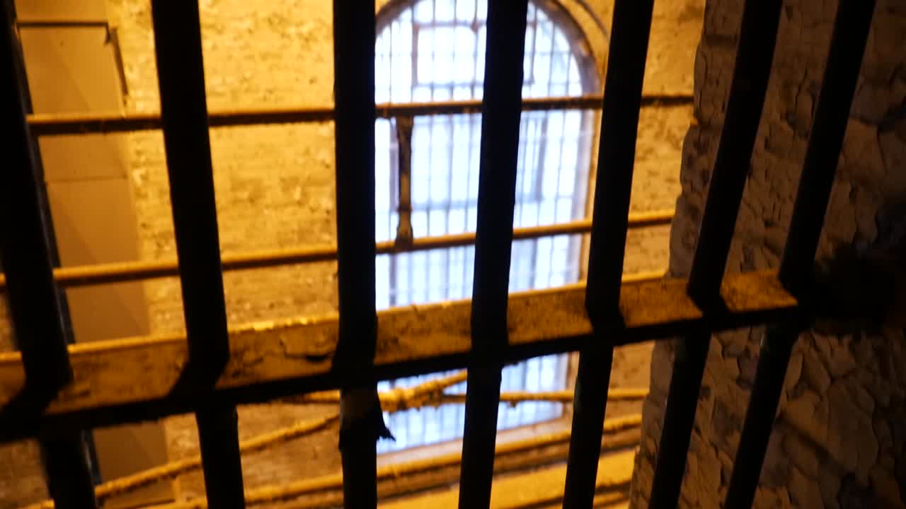 разрушающаяся старая тюрьма