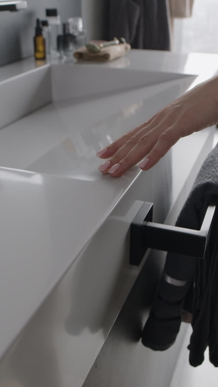 lavabo de banheiro moderno e torneira