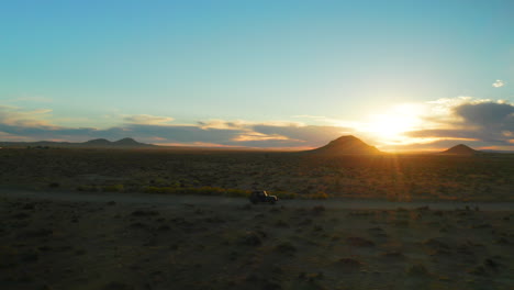 Aventura-De-Conducción-Todoterreno-En-El-Desierto-De-Mojave-Durante-Una-Romántica-Puesta-De-Sol---Vista-Aérea