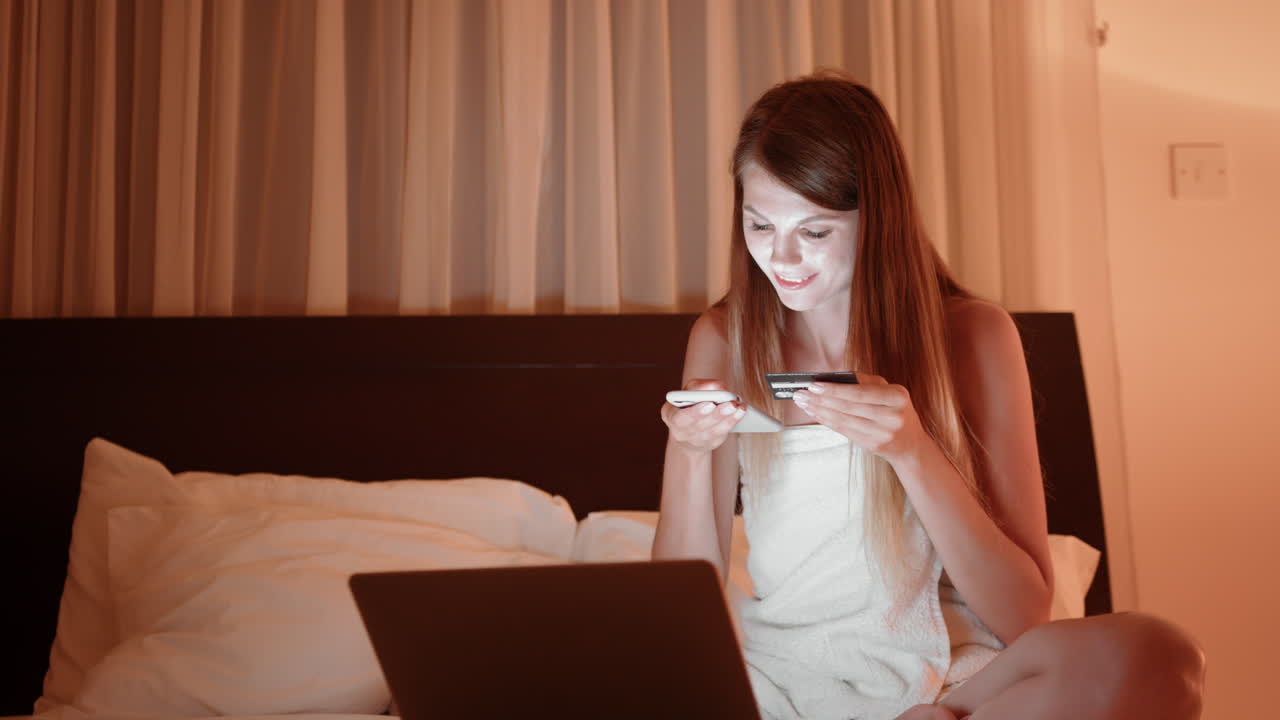 mujer comprando en línea mientras se relaja en casa con una máscara facial