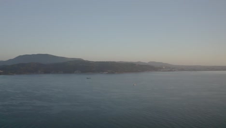 Vista-Desde-El-Cielo,-Catamarán-En-El-Océano-Tropical-Temprano-En-La-Mañana