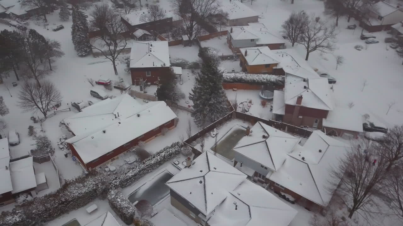 vista aérea de un barrio residencial en un día nevado de invierno