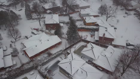 Vista-Aérea-De-Un-Barrio-Residencial-En-Un-Día-Nevado-De-Invierno